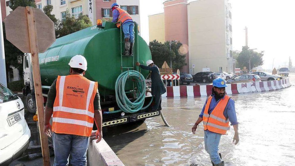 En la imagen de The National, camiones cisterna trabajando en Dubai este año.