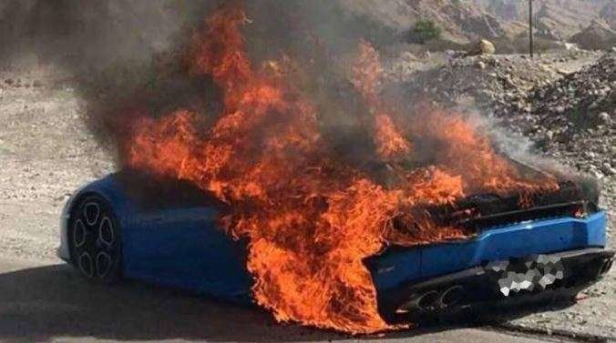 El fuego comenzó en el motor del automóvil.