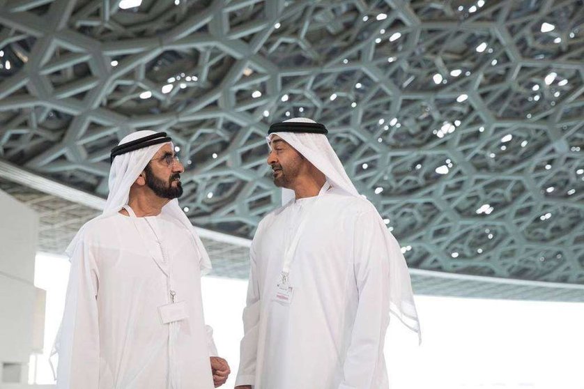 El jeque de Dubai y vicepresidente de Emiratos Árabes -izquierda- junto al príncipe heredero de Abu Dhabi, en el Louvre. (WAM)