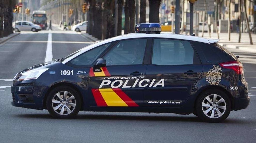 En la imagen de EFE, un coche patrulla de la Policía Nacional española.