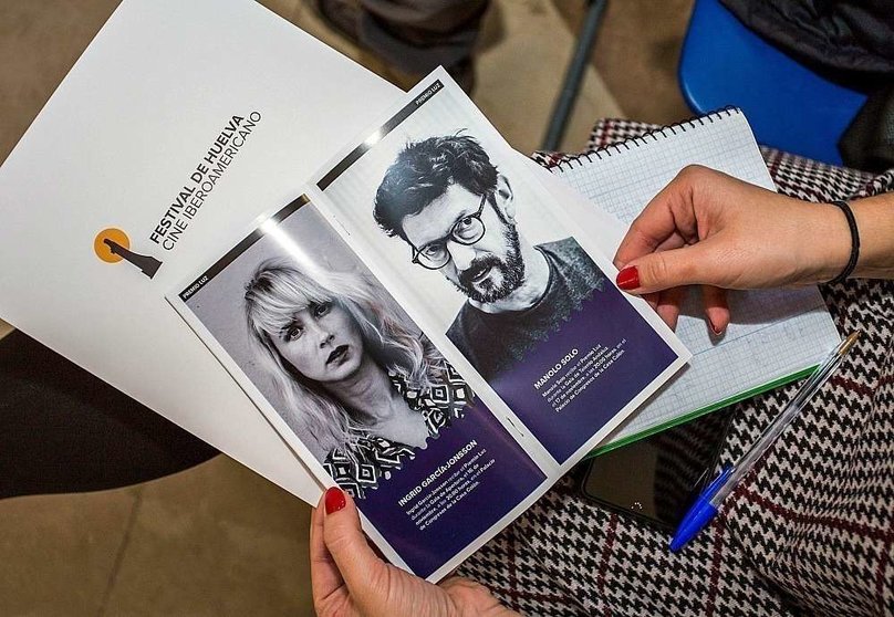 Asistente a la presentación del 44 Festival de Cine Iberoamericano muestra un díptico en la que aparecen Ingrid García Jonsson y Manolo Solo, distinguidos con los Premios Luz. (Cedida)