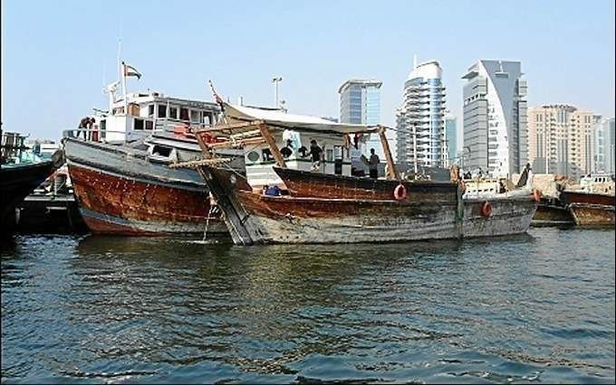 Barcos en el Creek de Dubai que realizan viajes comerciales a Irán. (EL CORREO)