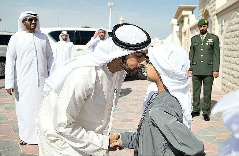 El jeque Khalifa bin Tahnoun Al Nahyan saluda al hijo de un mártir de Emiratos Árabes Unidos. (WAM)