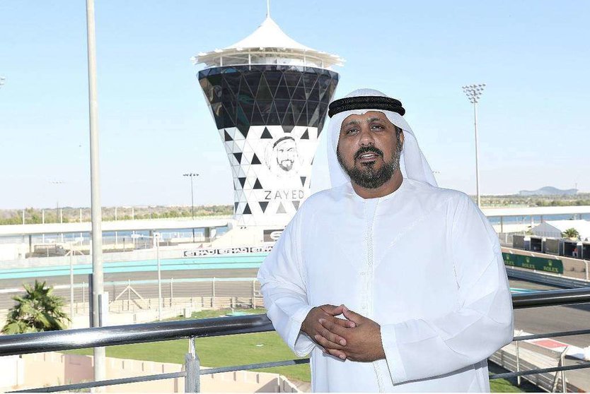 El director ejecutivo del circuito de Fórmula 1 Yas Marina, Al Tareq Al Ameri, con la Torre del Sol al fondo, que ya exhibe el logo del Año Zayed. (WAM)