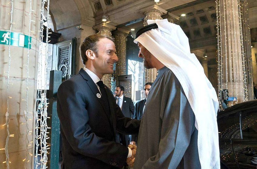 El presidente francés junto al príncipe heredero de Abu Dhabi en París. (WAM)