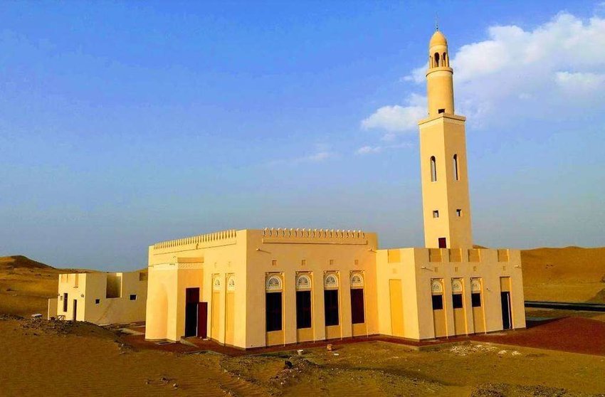 Una mezquita en el desierto de Emiratos Árabes. (EL CORREO)