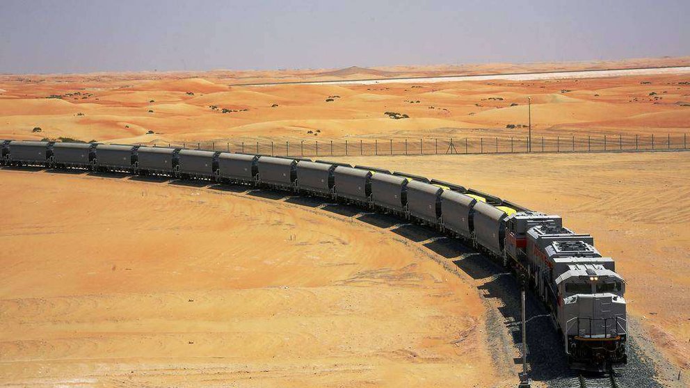 Etihad Rail difundió esta imagen de un tren en el desierto de Abu Dhabi.