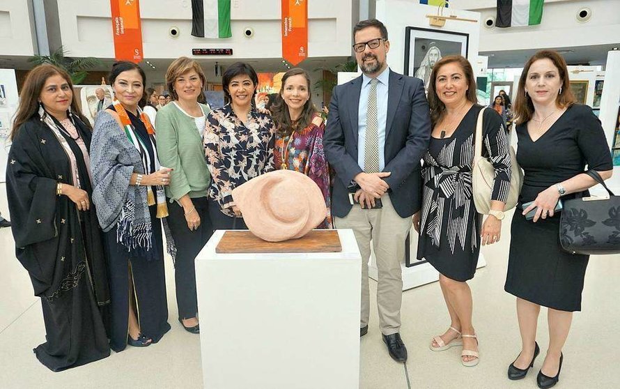 Artistas e invitadas a la exposición, junto al cónsul de México, Dávid Dávila. (Marta del Olmo / EL CORREO)