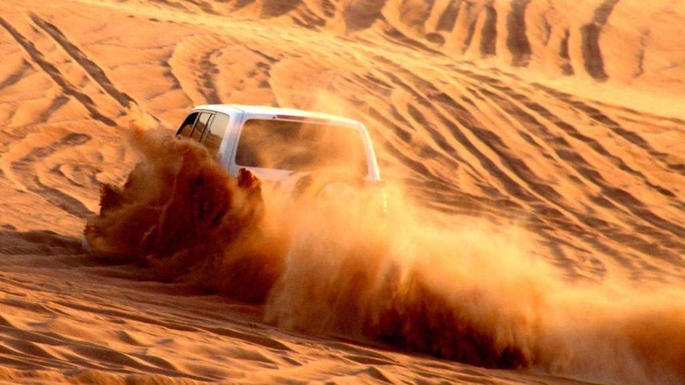 Un vehículo en el desierto de Dubai.