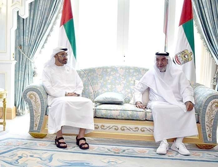 Su Alteza el jeque Khalifa bin Zayed Al Nahyan, durante el encuentro que mantuvo en el Palacio de Al Bateen en Abu Dhabi con Su Alteza el jeque Mohamed bin Zayed Al Nahyan. (WAM)