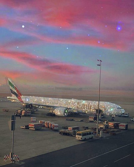 La artista Sara Shakheel ha cubierto virtualmente de cristales un avión de Emirates.