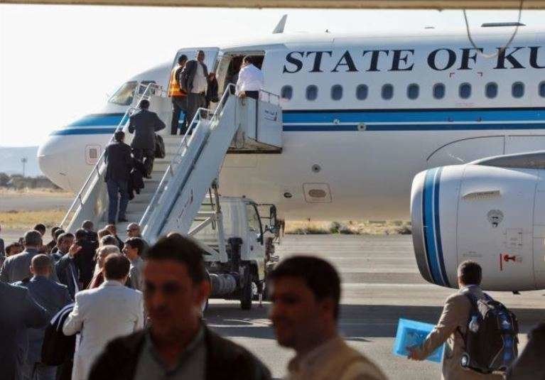 A modo ilustrativo, la salida de una delegación hutí del aeropuerto de Saná en un avión de Kuwait. (@Hispantv)