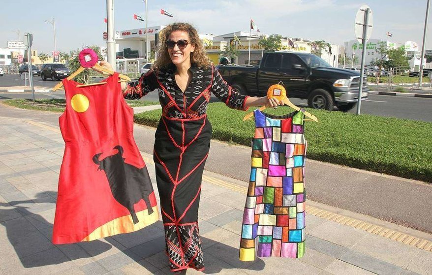 La española Laura Fontán, CEO de Chula, muestra dos de sus creaciones en plena Jumeirah Street en Dubai. (EL CORREO)