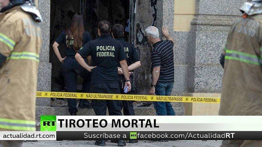 Efectivos de la Policía Federal de Brasil, en el lugar del tiroteo. (YouTube)