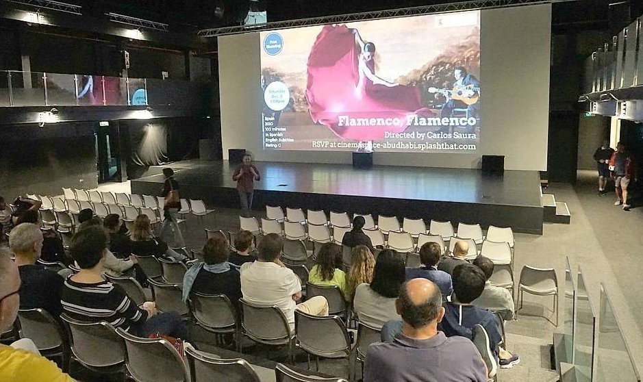 El auditorio del Centro Cultural Manarat Al Saadiyat, durante la proyección de la película 'Flamenco, flamenco'. (Marta del Olmo / EL CORREO)