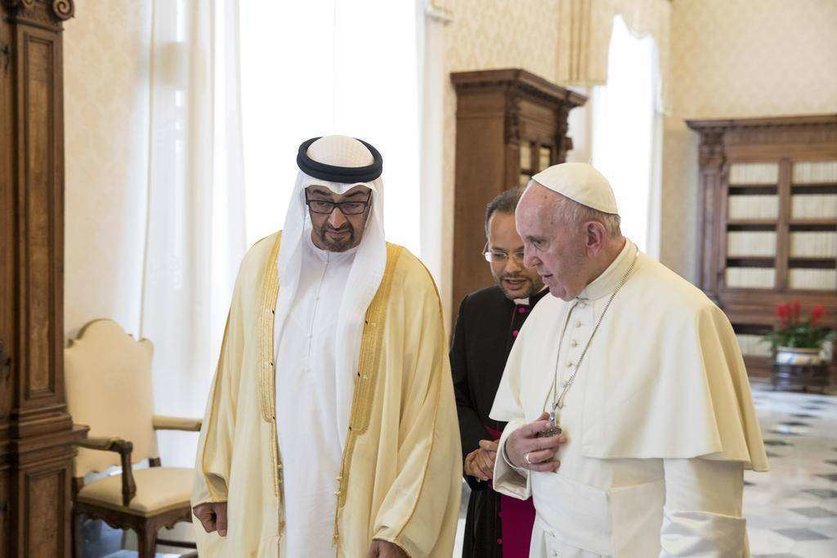El príncipe heredero de Abu Dhabi se reunió con el Papa Francisco durante una visita al Vaticano en 2016.