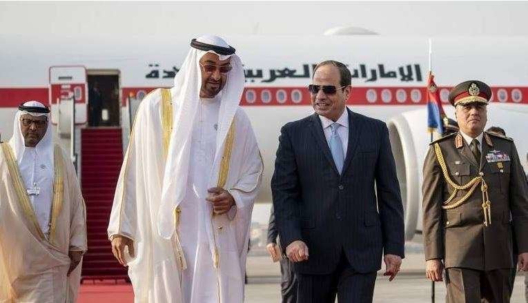 El príncipe heredero de Abu Dhabi a su llegada a El Cairo.