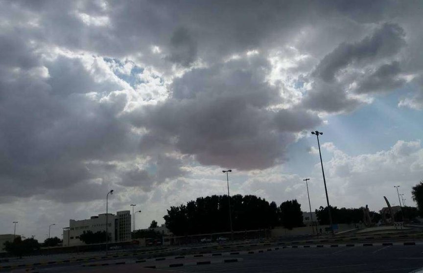 Nubes oscuras en el cielo de Emiratos Árabes. (EL CORREO)
