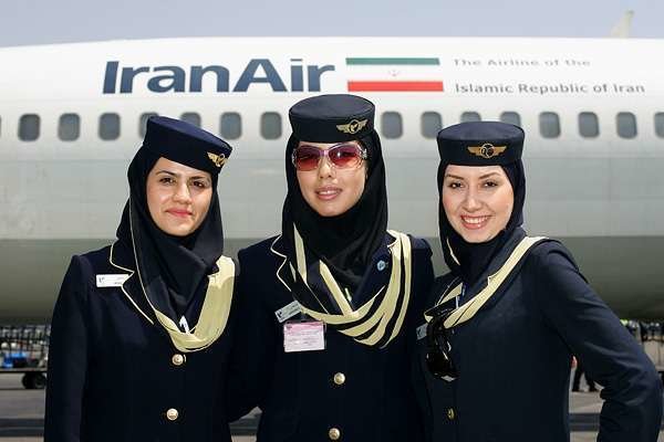 Un avión de Iran Air junto al personal de cabina.