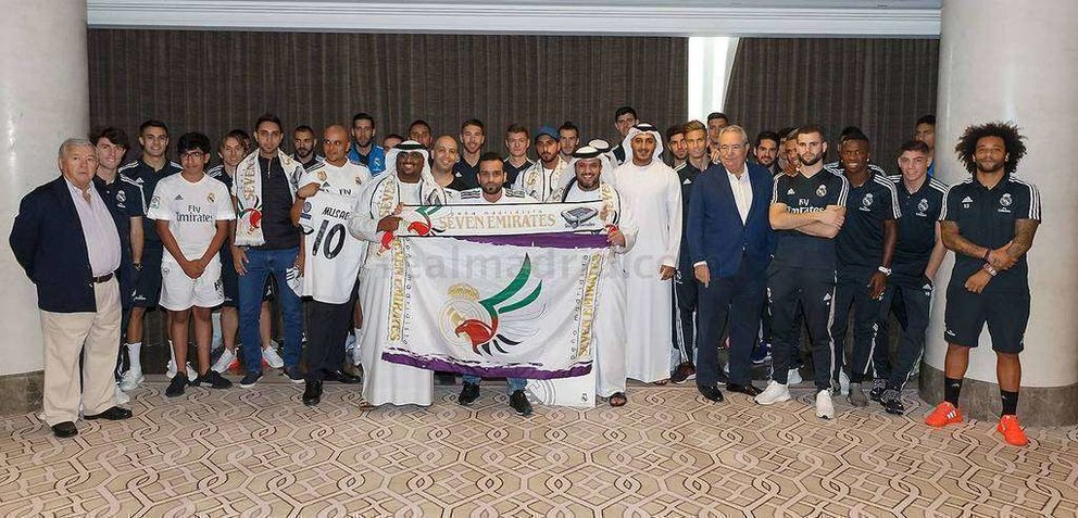 La Peña Seven Emirates junto a jugadores y directivos del club blanco. (Antonio Villabalba)