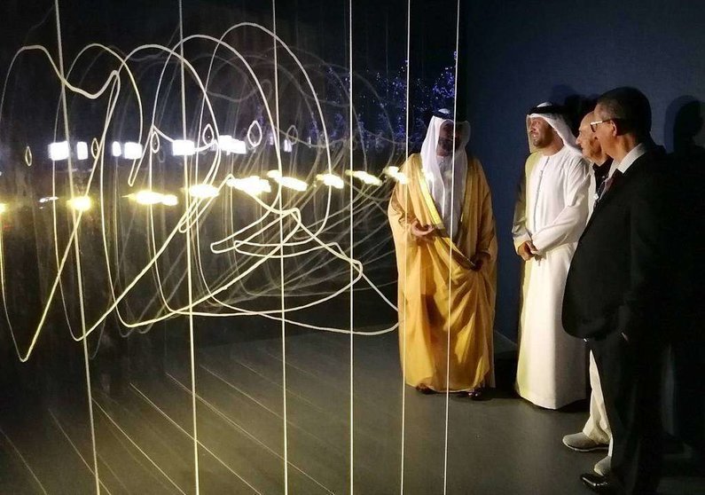 Diego Moya muestra su obra durante la inauguración del Festival de Sharjah. (Cedida)