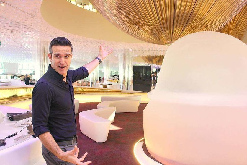 El arquitecto murciano Manuel Clavel muestra el restaurante Mix en Dubai, el más lujoso del mundo. (R. Pérez / EL CORREO)