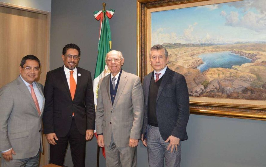 El embajador de Emiratos Árabes en México, Ahmed Hatem Al Minhali,segundo por la izquierda durante la reunión. (WAM)