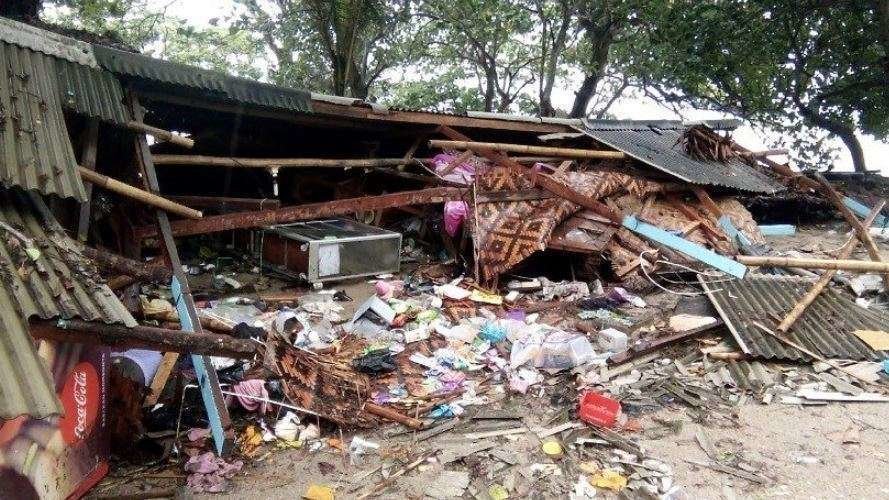 El último tsunami en Indonesia ha dejado más 60 muertos y docenas de desaparecidos.