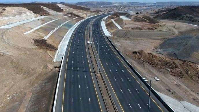 La nueva autopista tiene cuatro carriles en cada dirección.