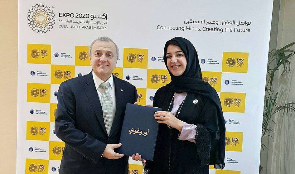 El embajador de Uruguay, Nelson Chabén, entrega a la ministra de Estado de Cooperación Internacional de Emiratos Árabes, Reem Al Hashima, el documento de participación de su país en la Expo 2020 de Dubai. (EL CORREO)