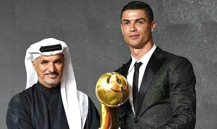 En la imagen de AFP, Cristiano Ronaldo en el momento de recoger en Dubai el trofeo a Mejor Futbolista de 2018.