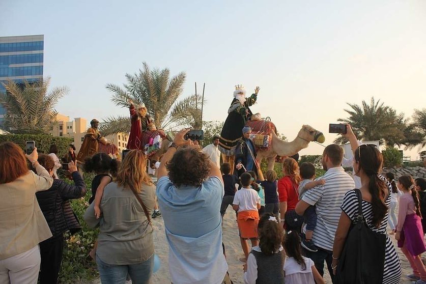 La llegada en camello sobre las doradas arenas es un atractivo añadido por la Cabalgata de Reyes Magos de Abu Dhabi. (EL CORREO)