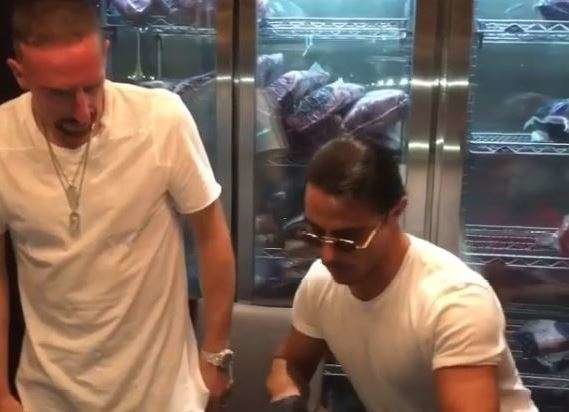 El futbolista junto al chef Salt Bae en Dubai.