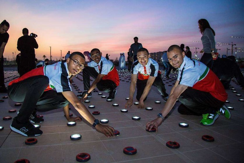 Atletas olímpicos emiratíes participaron en la instalación de 'Luz guía' en Abu Dhabi. (WAM)