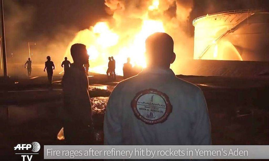 Imagen del incendio en la refinería de Adén tomada de un vídeo de AFP.