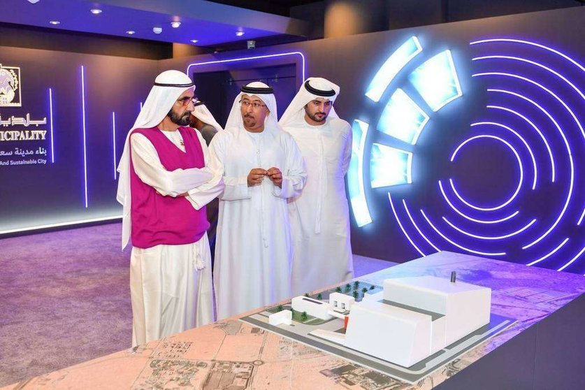 El gobernante de Dubai durante su visita a la Municipalidad.