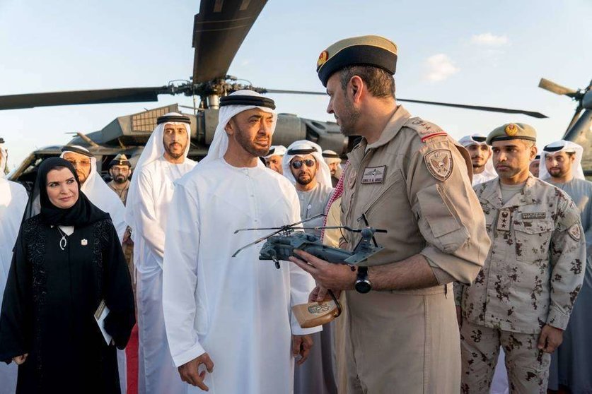 El jeque Mohamed bin Zayed supervisa el nuevo sistema de armas desarrollado por EAU para helicópteros Black Hawk.