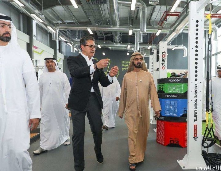 El gobernante de Dubai durante su visita a los proyectos de Meydan.