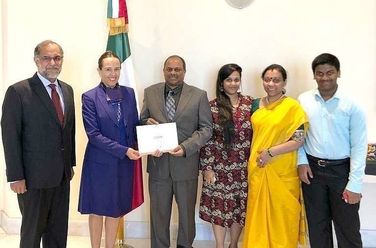 Suresh Sudharakan recibe el diploma de la embajadora Francisca Méndez en presencia del embajador de la India y de su familia. (Cedida)