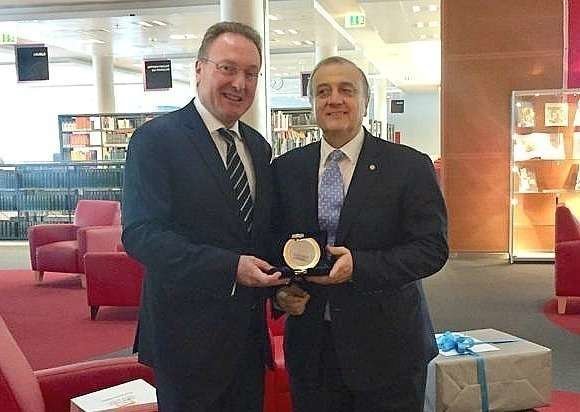 El rector de la Universidad de La Sorbona de Abu Dhabi, Eric Fouche -izquierda-, entrega al embajador de Uruguay, Nelson Chabén, la Medalla de los 10 Años. (Cedida)