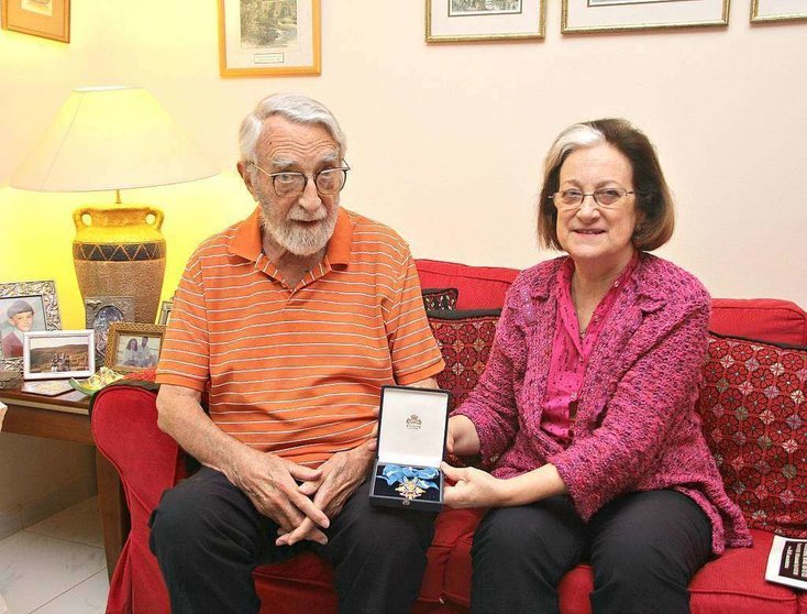 Inocenta Sánchez muestra la Medalla al Mérito Civil acompañada de su marido, John Ewart. / Inocenta Sánchez shows her Civil Merit award, along her husband, John Ewart. (EL CORREO)