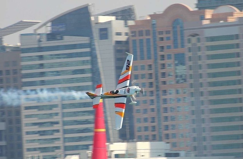 El español Juan Velarde en plena prueba en la Corniche de Abu Dhabi. (EL CORREO)