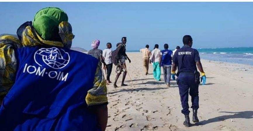 Gendarmes y voluntarios buscan cuerpos en una playa de Yibuti. (AFP)