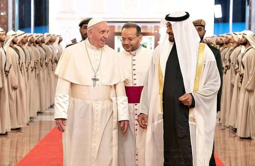 El Papa Francisco junto el príncipe heredero de Abu Dhabi tras aterrizar en Emiratos Árabes. (@MohamedBinZayed)
