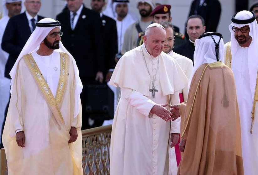 El Papa Francisco entre el gobernante de Dubai y el príncipe heredero de Abu Dhabi.