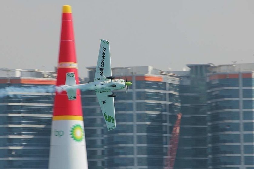 Vuelo del chileno Cristian Bolton en la Air Race de Abu Dhabi. (EL CORREO)