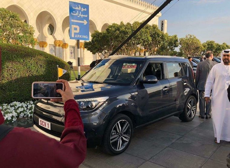 El coche del Papa en Emiratos Árabes fue muy fotografiado.