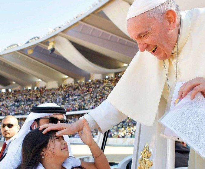 En la imagen la niña colombiana y el Papa en Abu Dhabi. (El Vaticano)