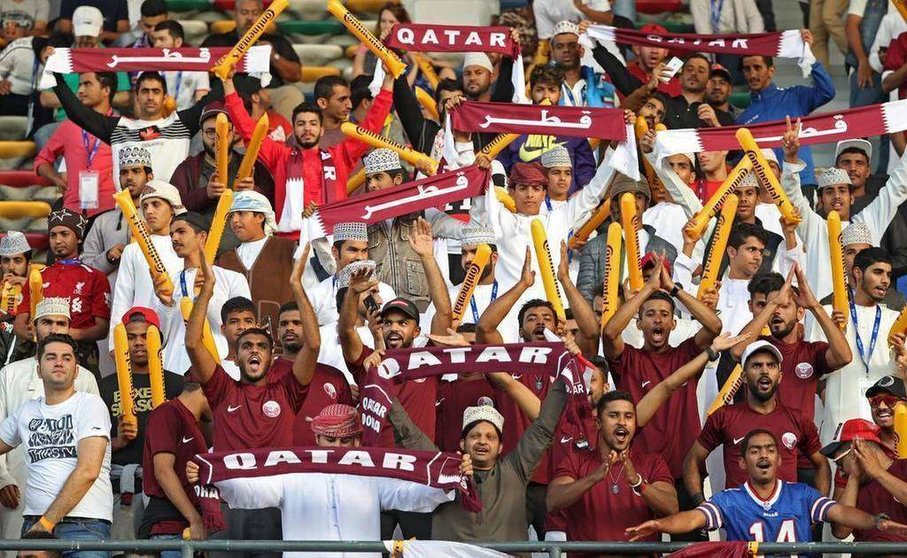Seguidores de la Selección de Fútbol de Qatar en el estadio Zayed de Abu Dhabi. (AFP)