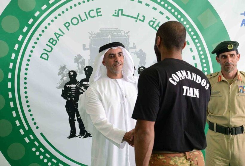 El ministro del Interior de EAU saluda a un miembro SWAT participante